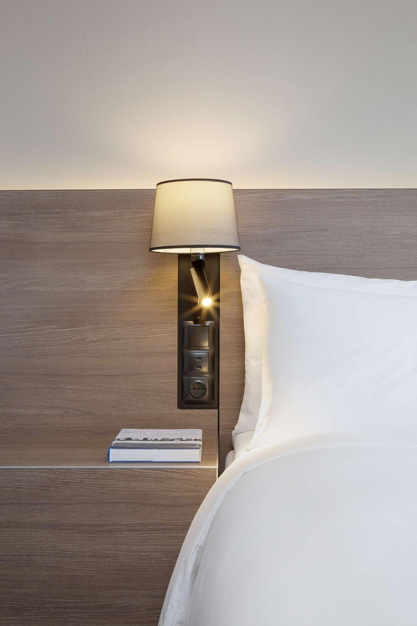 Radisson Blu Plaza Hotel, Oslo Esterno foto The wall light is a wall light with a built-in USB-C.