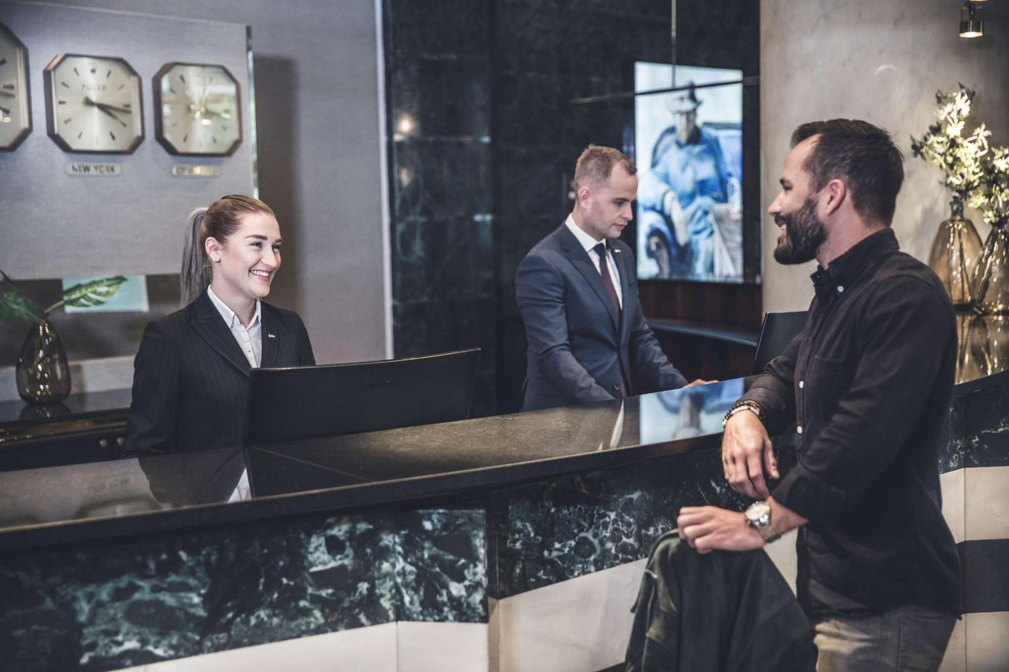 Radisson Blu Plaza Hotel, Oslo Esterno foto Receptionist at a hotel