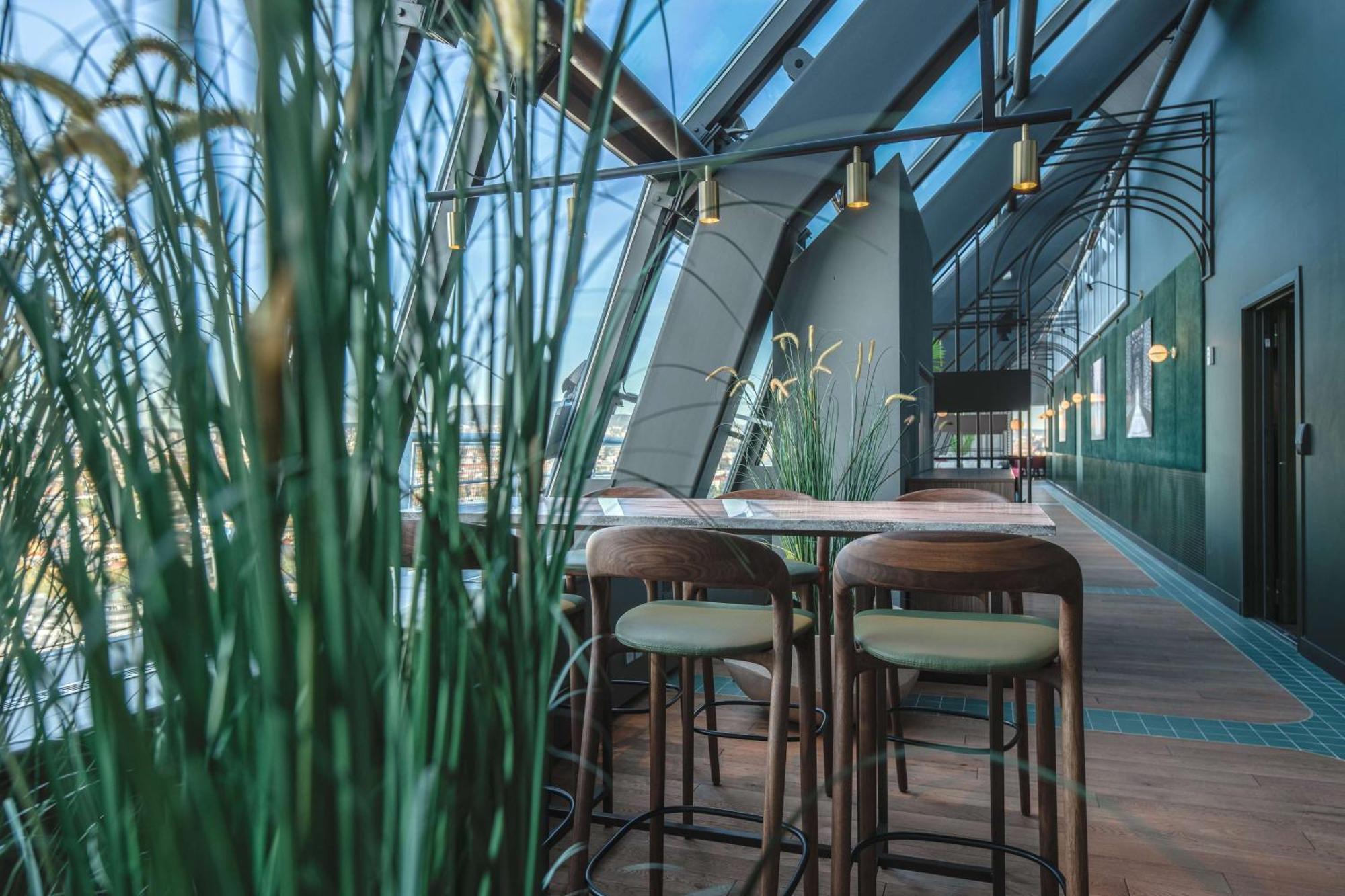 Radisson Blu Plaza Hotel, Oslo Esterno foto "The roof of the hotel is a green oasis."