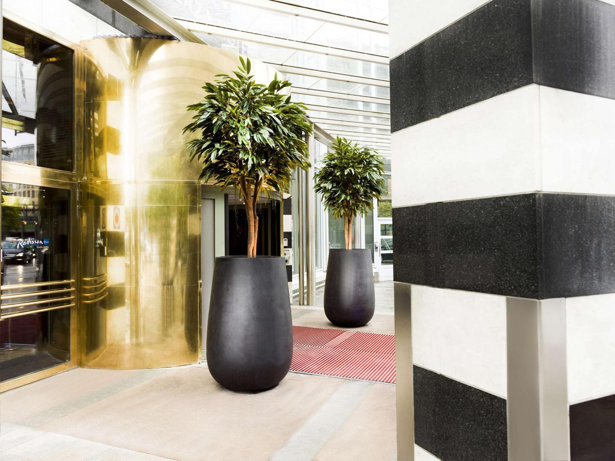 Radisson Blu Plaza Hotel, Oslo Esterno foto The hotel entrance